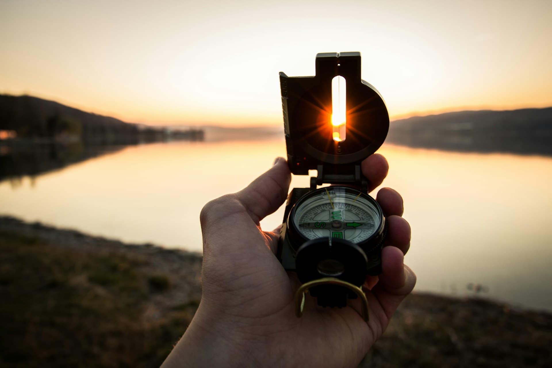 A person holding a compass representing the navigation of obstacles in the Madrid property market.